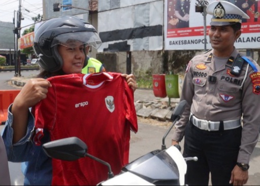 Tertib Berkendara, Polres Pemalang Hadiahi Jersey Timnas