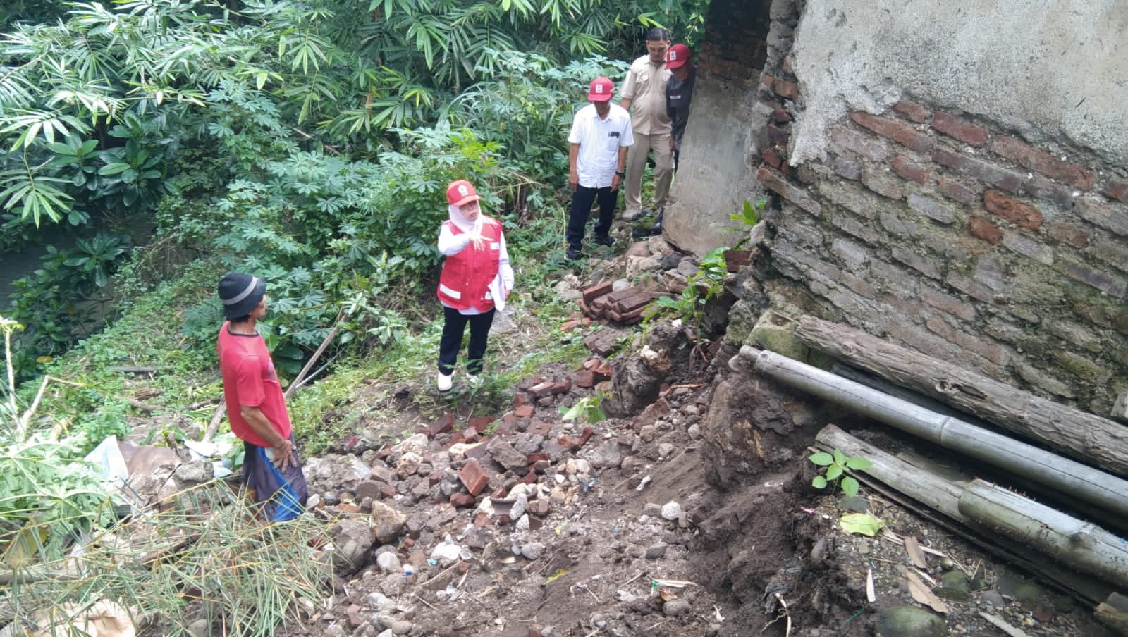 PMI Tegal Gercep Salurkan Bantuan untuk Korban Longsor dan Kebakaran