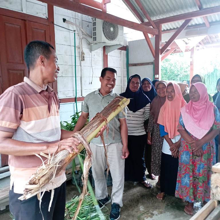 Pensiunan Pejabat Pemkab Blora Ini Beri Pelatihan Pembuatan Pupuk Organik Gratis ke Petani