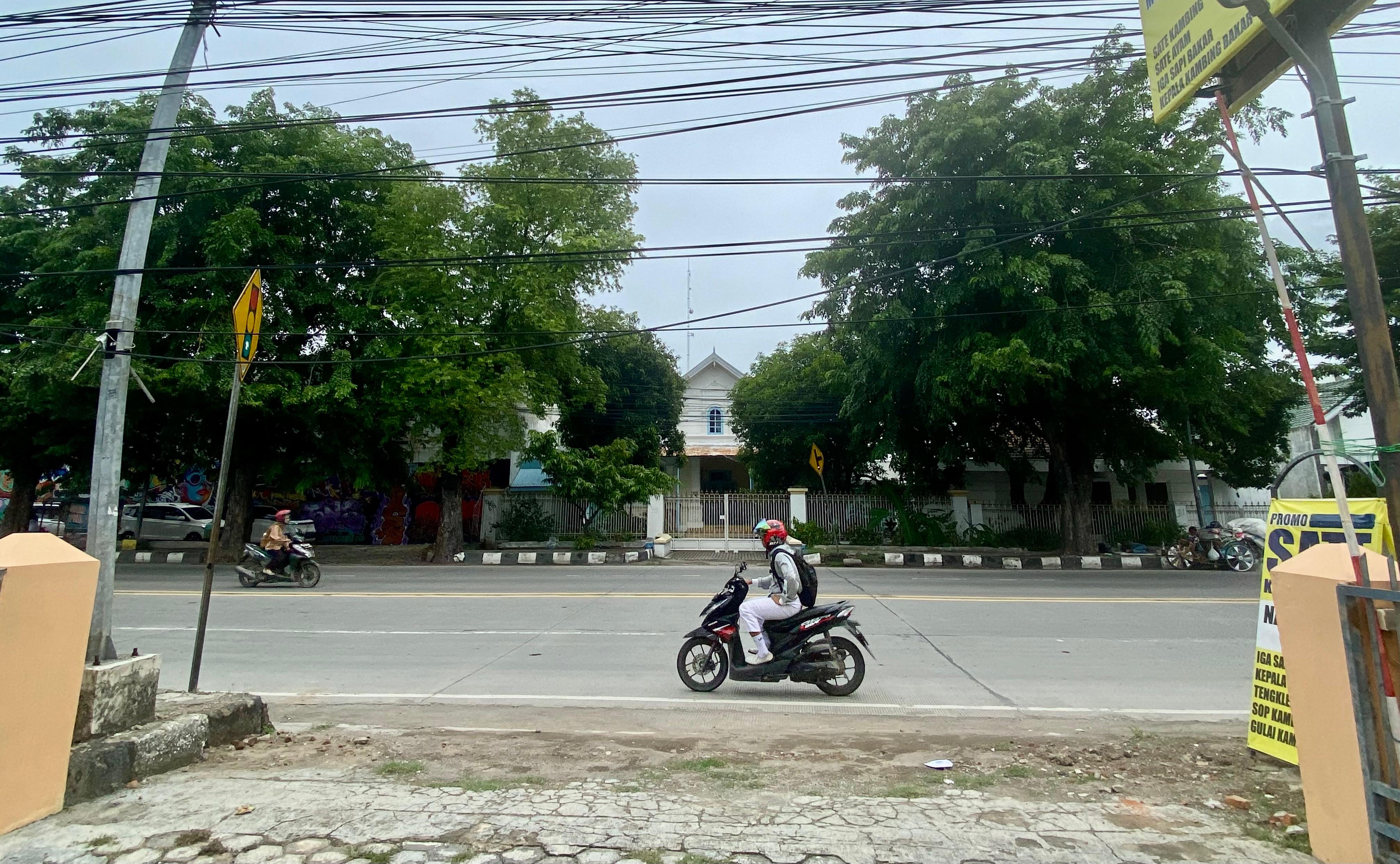 Warga Kota Tegal Keluhkan Kabel Telekomunikasi yang Semrawut