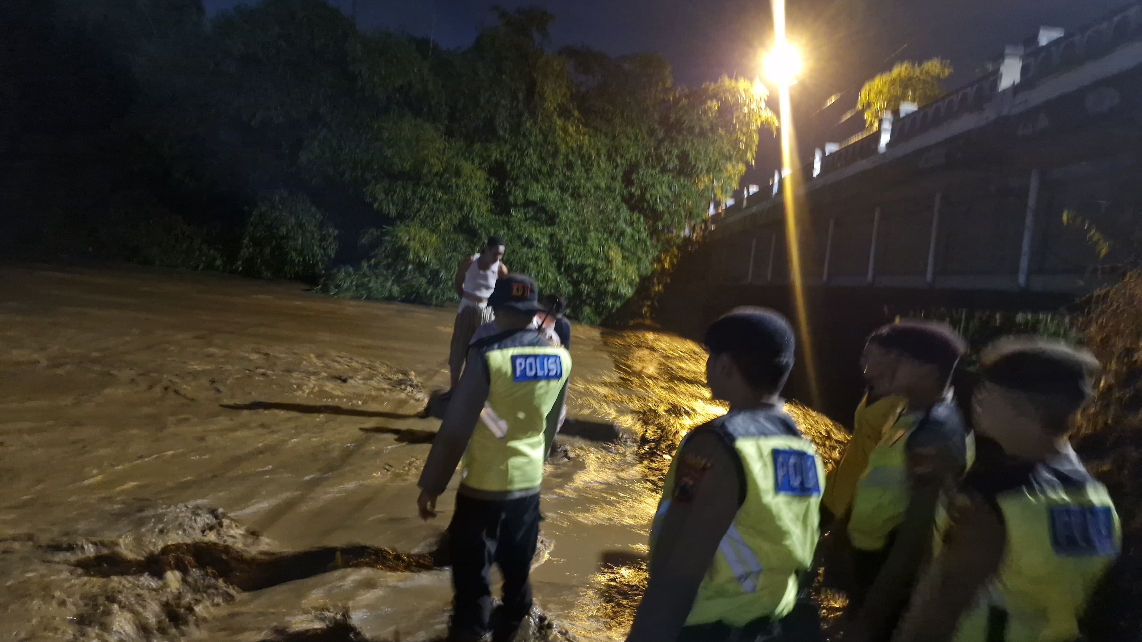 Hujan Deras Guyur Kudus, Sungai Gelis Meluap Rendam Pemukiman Warga