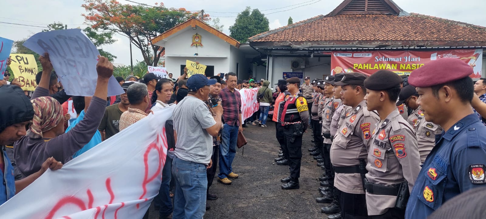 KPU dan Bawaslu Kabupaten Tegal Didemo, Dianggap Tak Netral