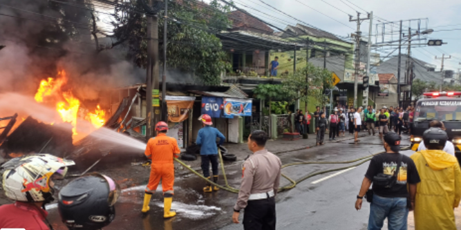 Ditinggal Pulang Pemilik ke Boyolali, Toko Ban Semi Permanen di Ungaran Terbakar