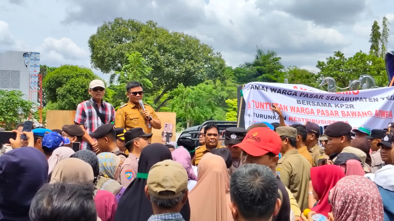 Ratusan Pedagang Pasar Demo di Kantor Bupati Tegal, Sampaikan 7 Tuntutan