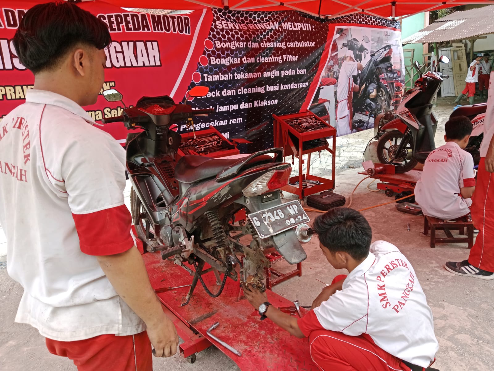 Siswa SMK Peristek Pangkah Kabupaten Tegal Gelar Service dan Cuci Motor Gratis