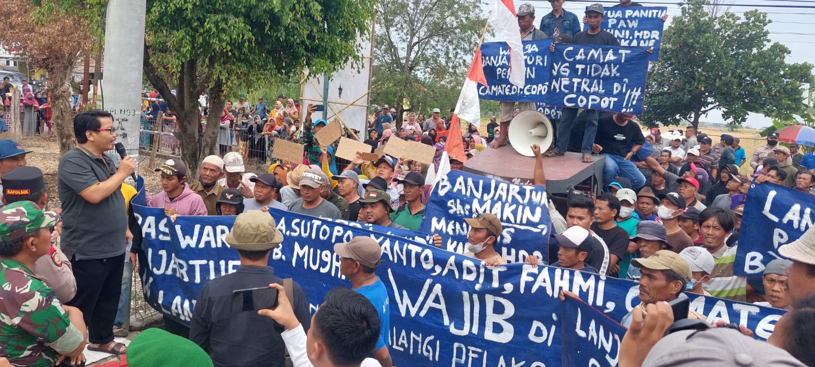 Pilkades PAW Banjarturi Kabupaten Tegal Mencekam, Ratusan Massa Demo di Balai Desa
