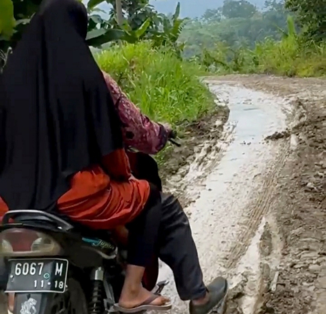 Jalan Utama Desa Tlagasana Kabupaten Pemalang Rusak Parah