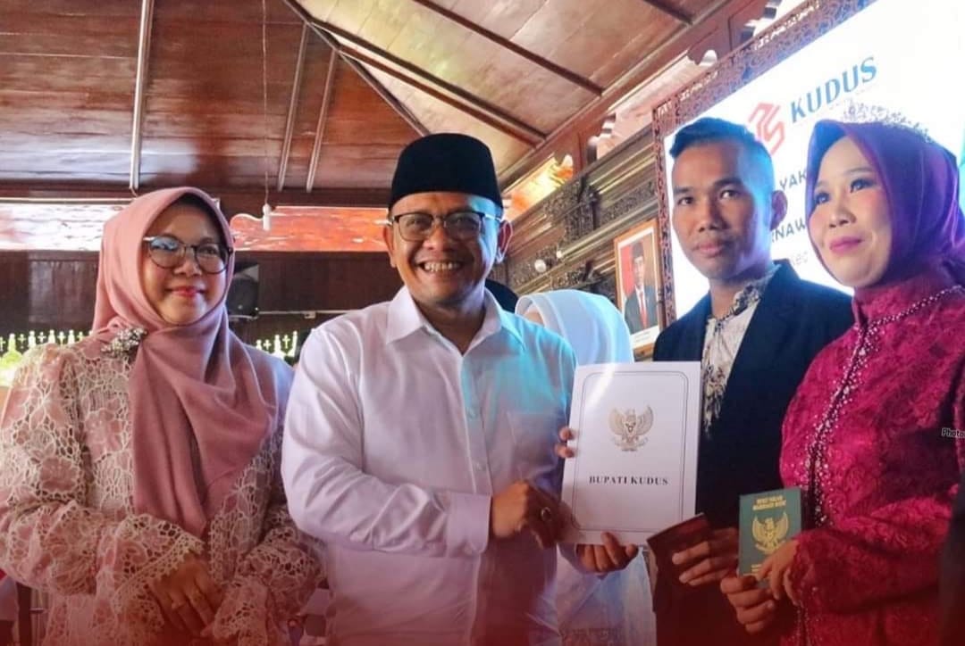 Gempita Hari Jadi Kudus ke 475, Belasan Warga Dinikahkan Gratis dan Dikado  Buku Nikah 