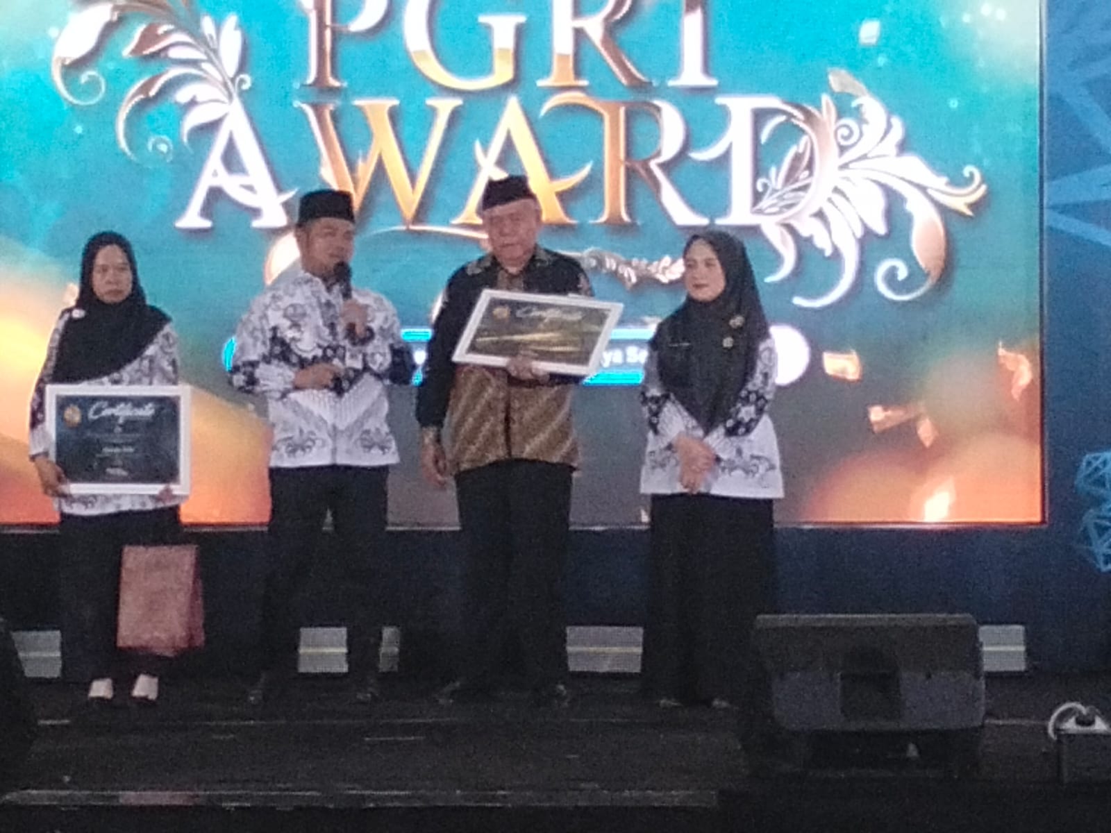 Apresiasi Pengukuhan Bunda Guru dan PGRI Award ‎