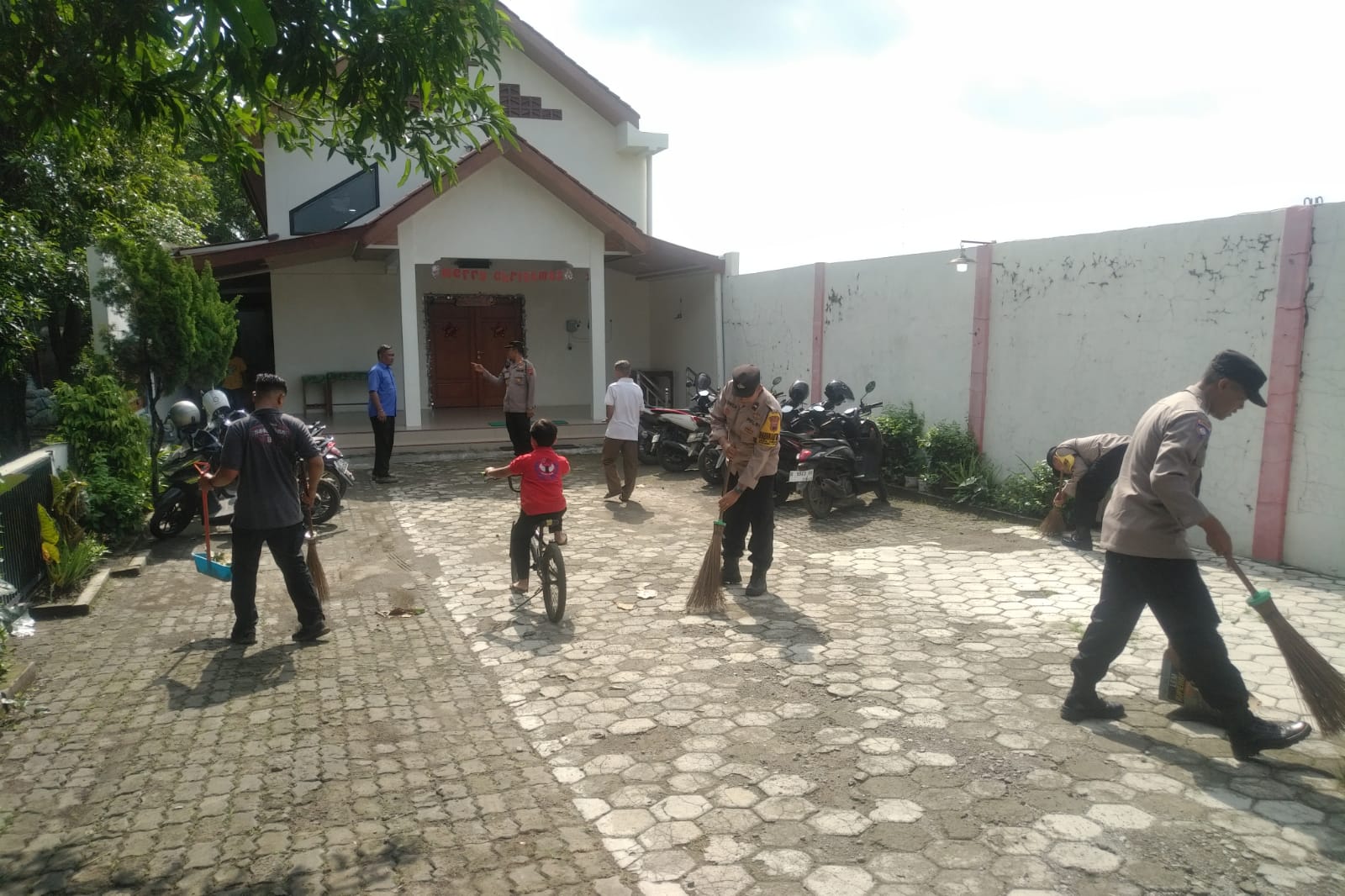 Polres Tegal Bakti Sosial Bersihkan Gereja 