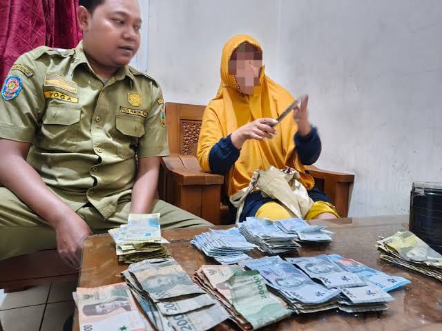 Pengemis di Menara Sunan Kudus Berpenghasilan Rp540 Ribu Per Hari