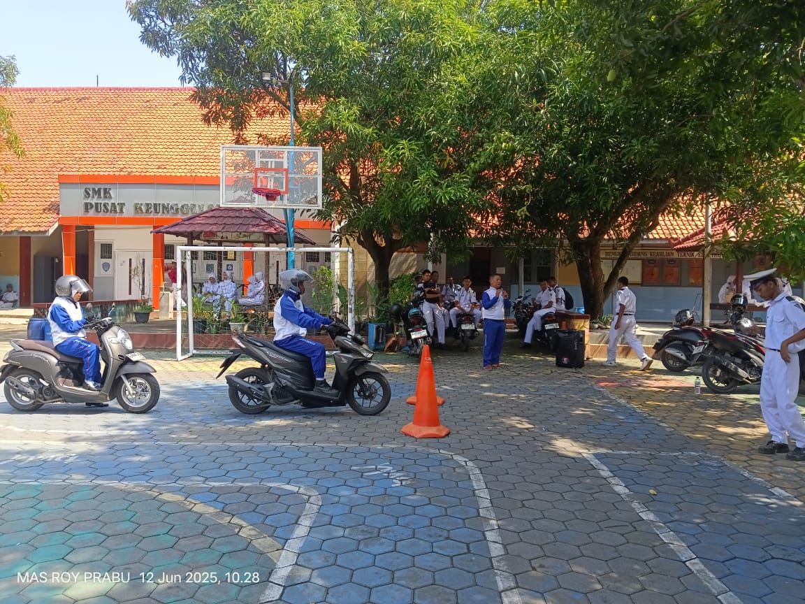 SMK Negeri 3 Tegal Gelar Safety Riding 