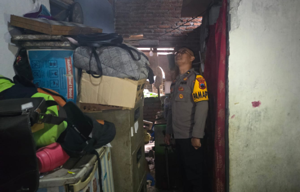 Ditinggal Membuang Sampah ke TPU, Pria Lansia di Ungaran Ditemukan Tewas Menggantung  