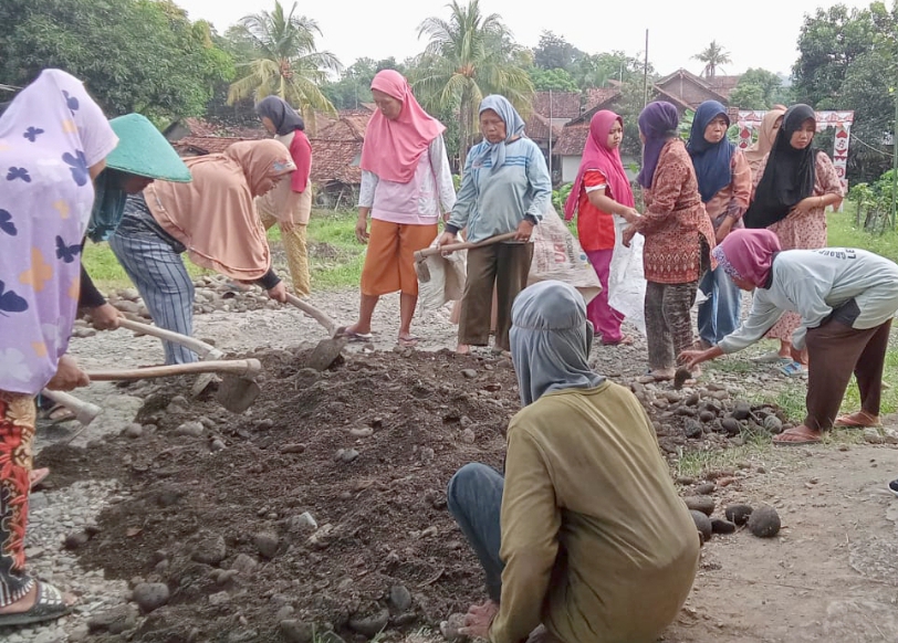 Gotong Royong Sukseskan Pembangunan Desa di Kabupaten Pemalang 