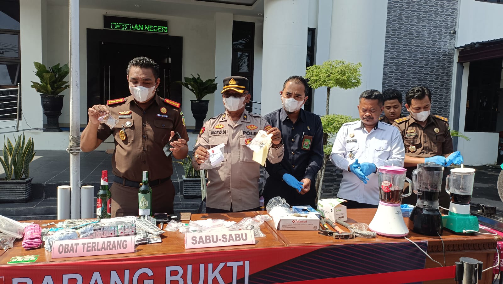 Kajari Karanganyar Musnahkan Barang Bukti Ribuan Butir Obat Terlarang dan Puluhan Gram Sabu  