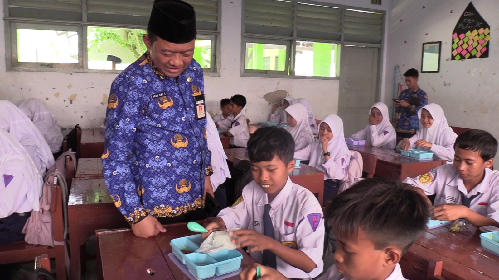 Hari Pertama, Sekda Kota Tegal Monitoring Uji Coba Makan Bergizi Gratis