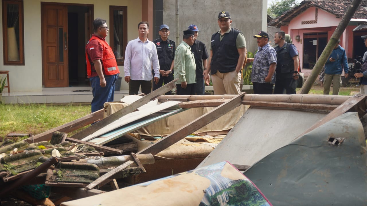 Rumah Warga Kancilan Jepara Roboh, Gus Wabup Bawa Bala Bantuan 