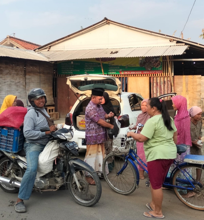 Kades Jatilawang Kabupaten Tegal Berbagai dengan Warga yang Membutuhkan 