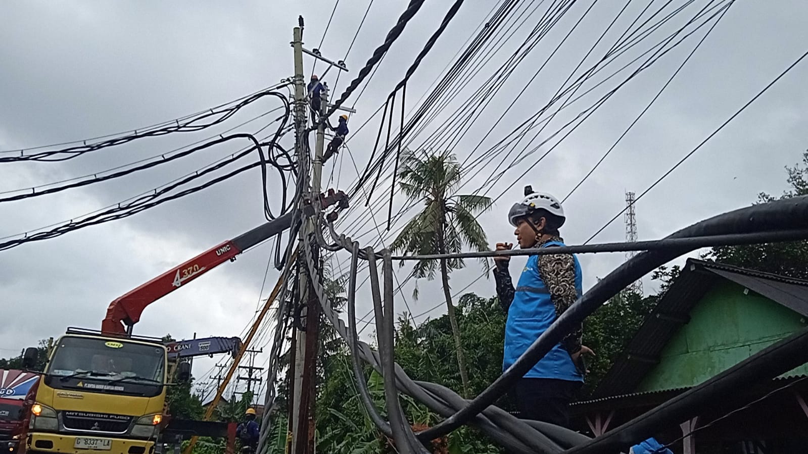 44 Tiang Listrik Roboh Diterjang Puting Beliung di Batang, PLN Pekalongan Kerahkan 15 Tim