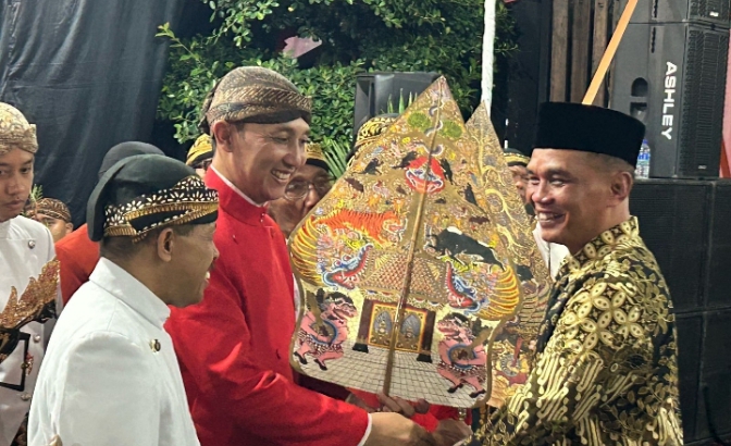 Ketua DPRD Jateng Sumanto Dinobatkan Sebagai Bapaknya Wayang Kabupaten Karanganyar