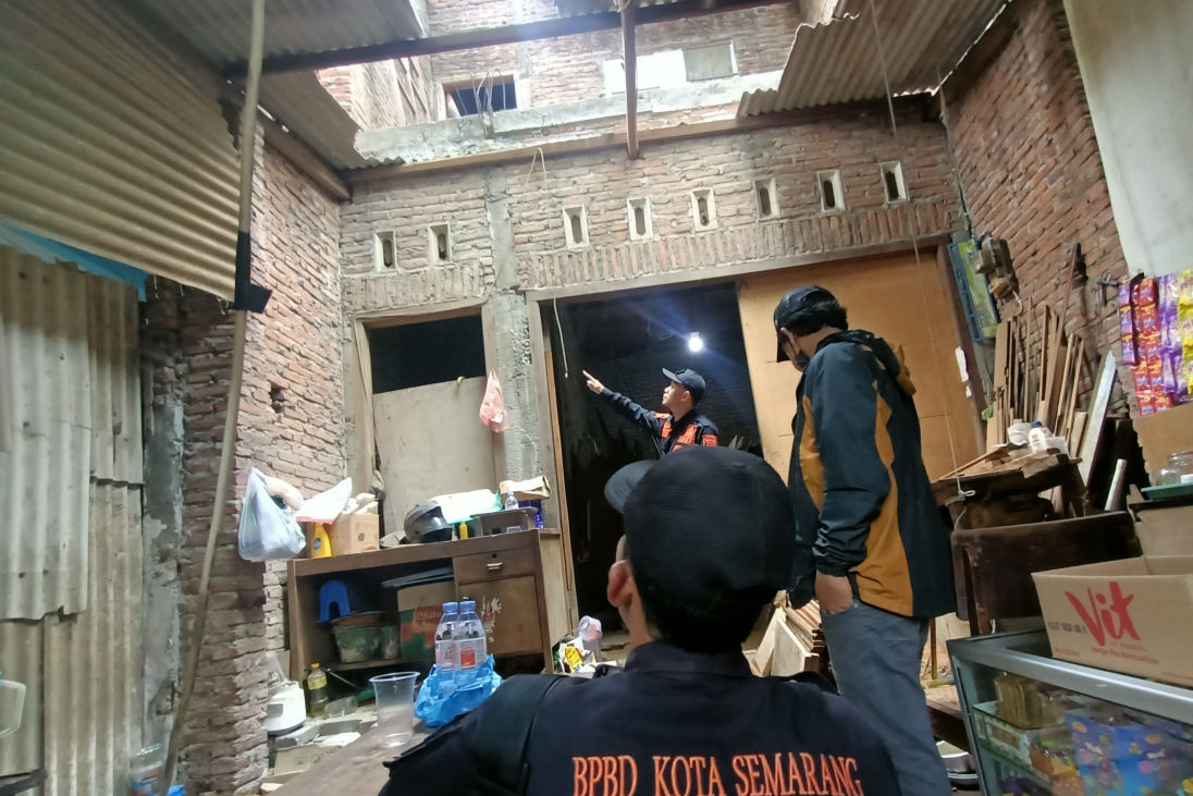 Atap Rumah Warga Semarang Roboh Diterjang Hujan dan Angin Kencang, Korban Dilarikan ke RS
