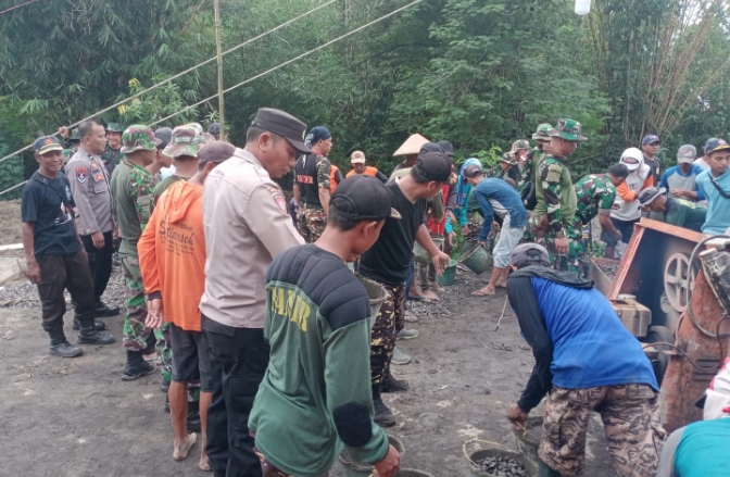 Sinergi Pasang Tiang Jembatan Gantung di Kabupaten Tegal 