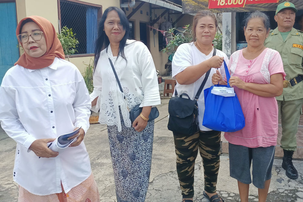 Rayakan Hari Ibu, Warga Argorejo Semarang Berbagi 100 Paket Sembako