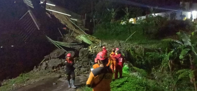 Bangunan Villa Tak Berizin Ambruk Diterjang Longsor di Desa Rembul Kabupaten Tegal 