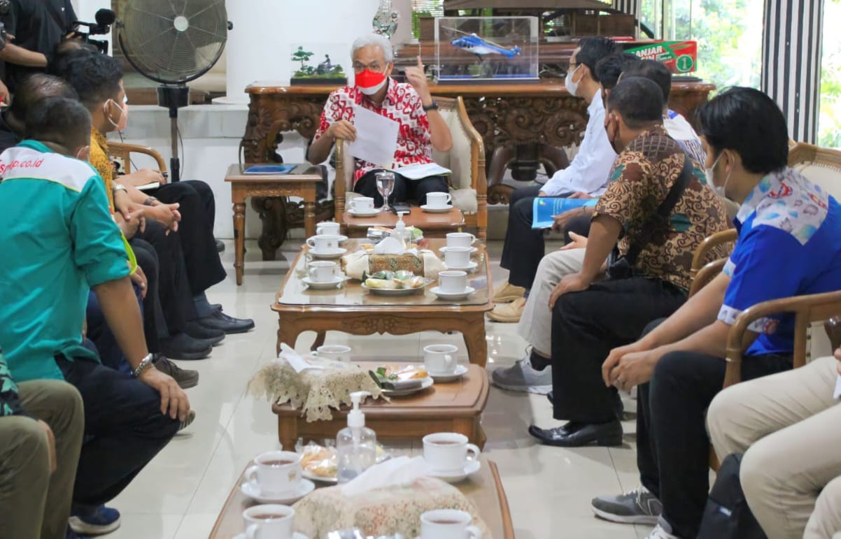 Ganjar Ngobrol Gayeng Bareng Buruh, Diskusi Soal Penetapan Upah