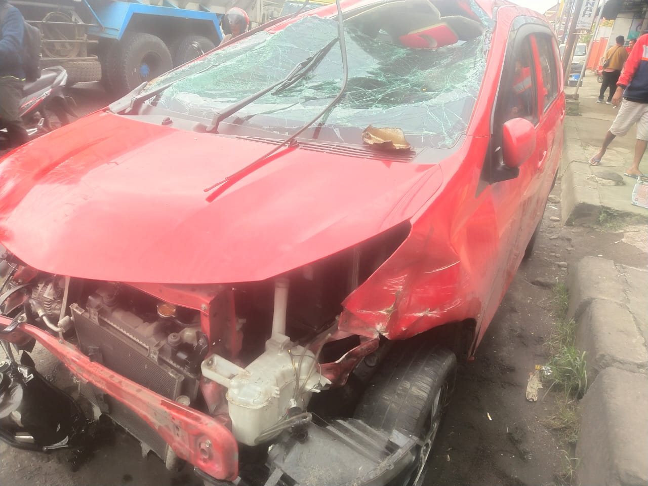 Diduga Mengantuk, Mobil Sigra Terbalik di Pantura Wiradesa Usai Tabrak Median Jalan