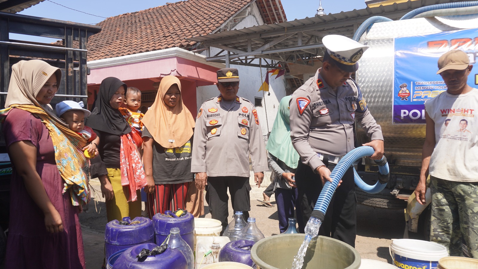 Satlantas Polres Tegal Dropping Air Bersih 