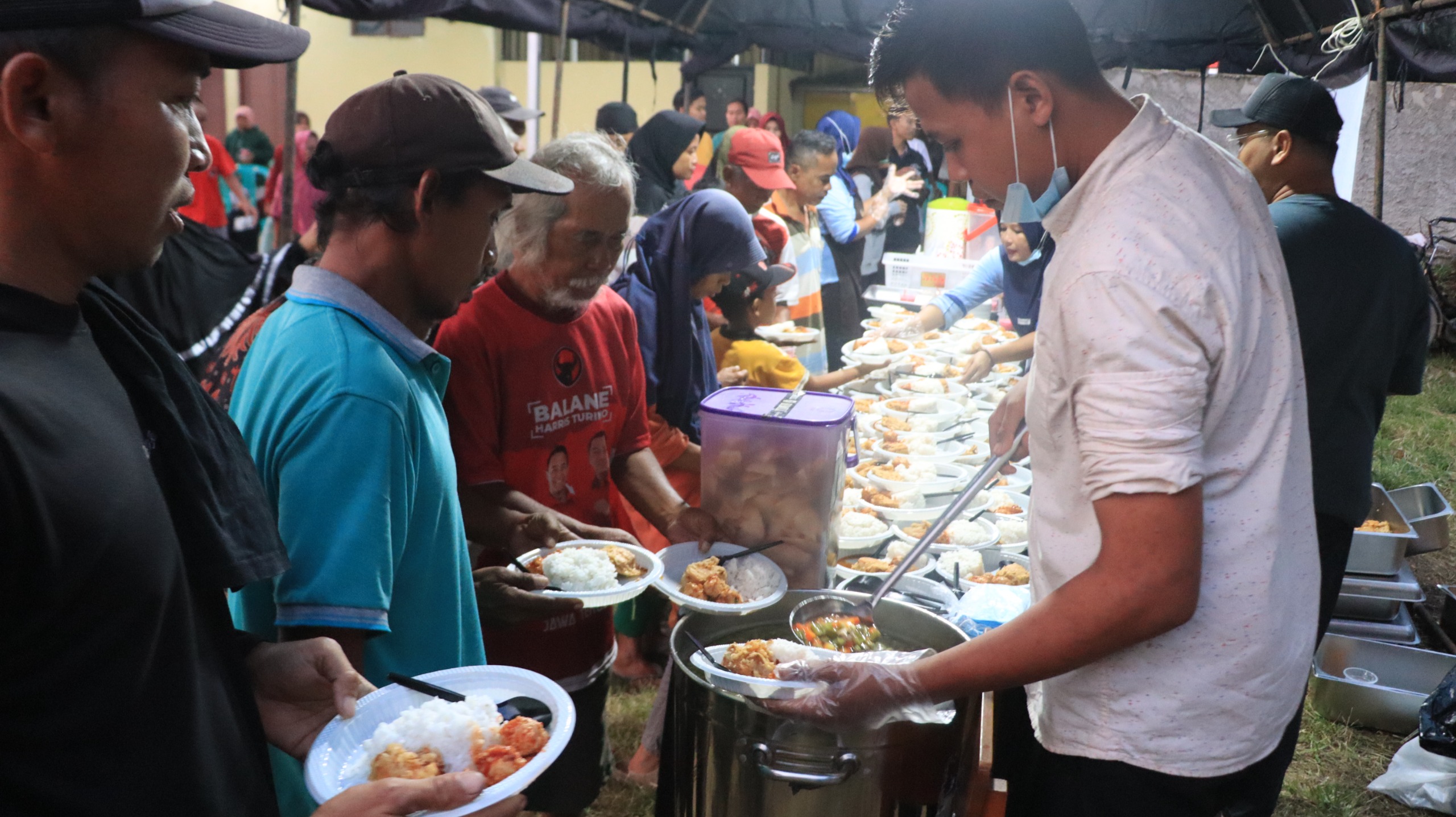 Polres Tegal Berbagi, Buka Puasa Bersama Ojol dan Warga di Lapangan Kalibliruk