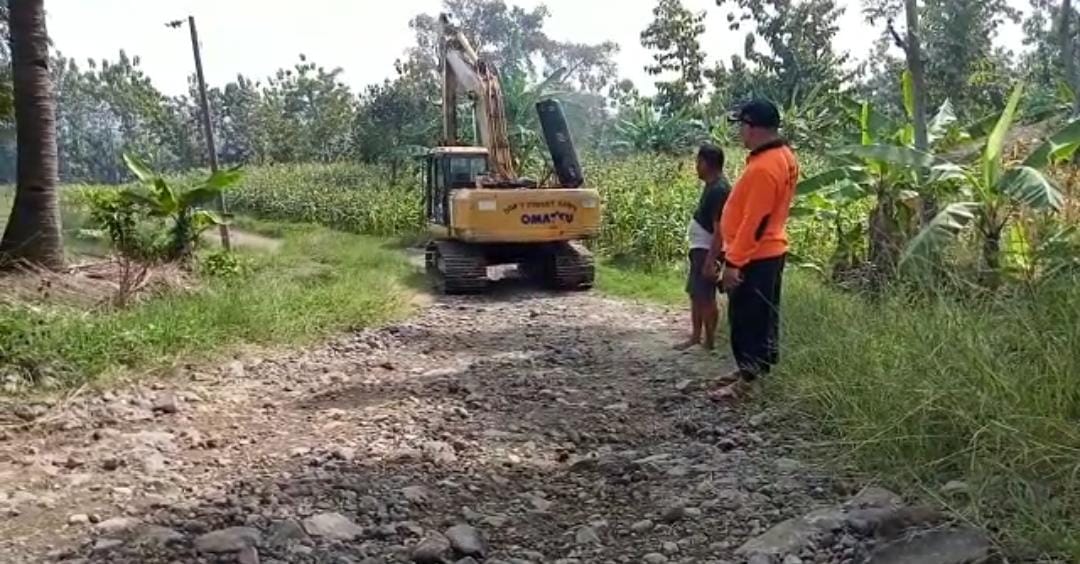 Jalan Rusak di Jatinegara Kabupaten Tegal, Warga Terpaksa Perbaiki Pakai Uang Pribadi