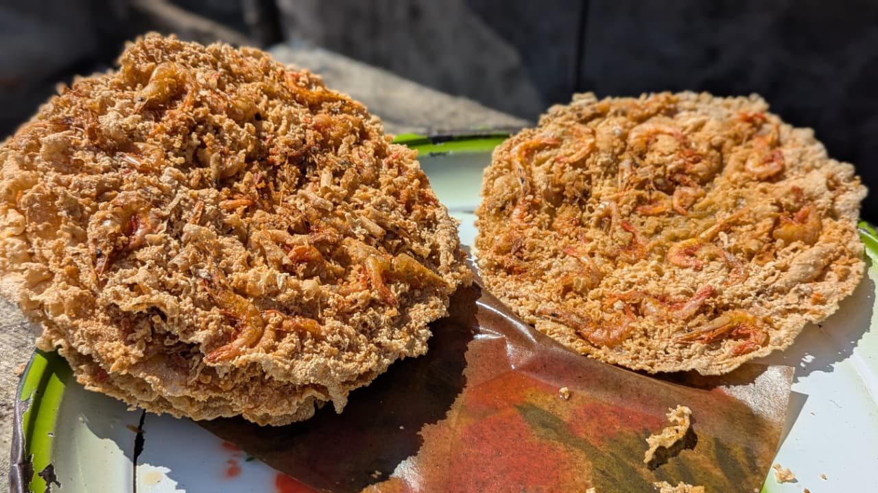 Kuliner Unik Pekalongan, Peyek Udang Raksasa Buatan Supi'ah
