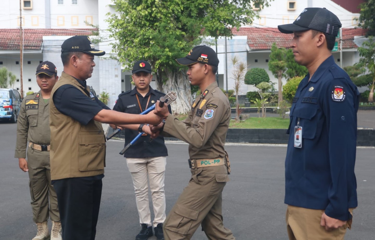 Tim Gabungan Bersihkan Alat Peraga Kampanye