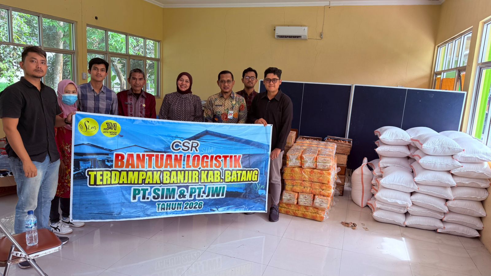 Bantuan Banjir Batang Mengalir, PT Sengon Indah Mas Kirim 1 Ton Beras untuk Penyintas