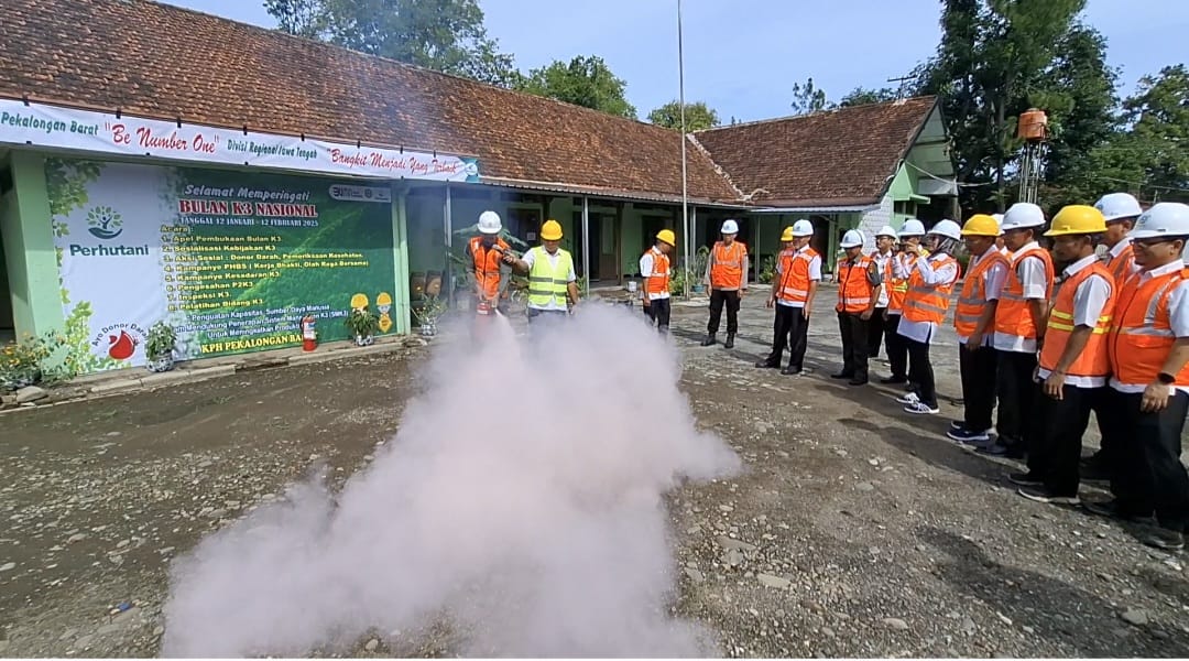 Kebakaran Kecil Terjadi saat Apel Pembukaan Peringatan Bulan K3 Nasional KPH Pekalongan Barat 