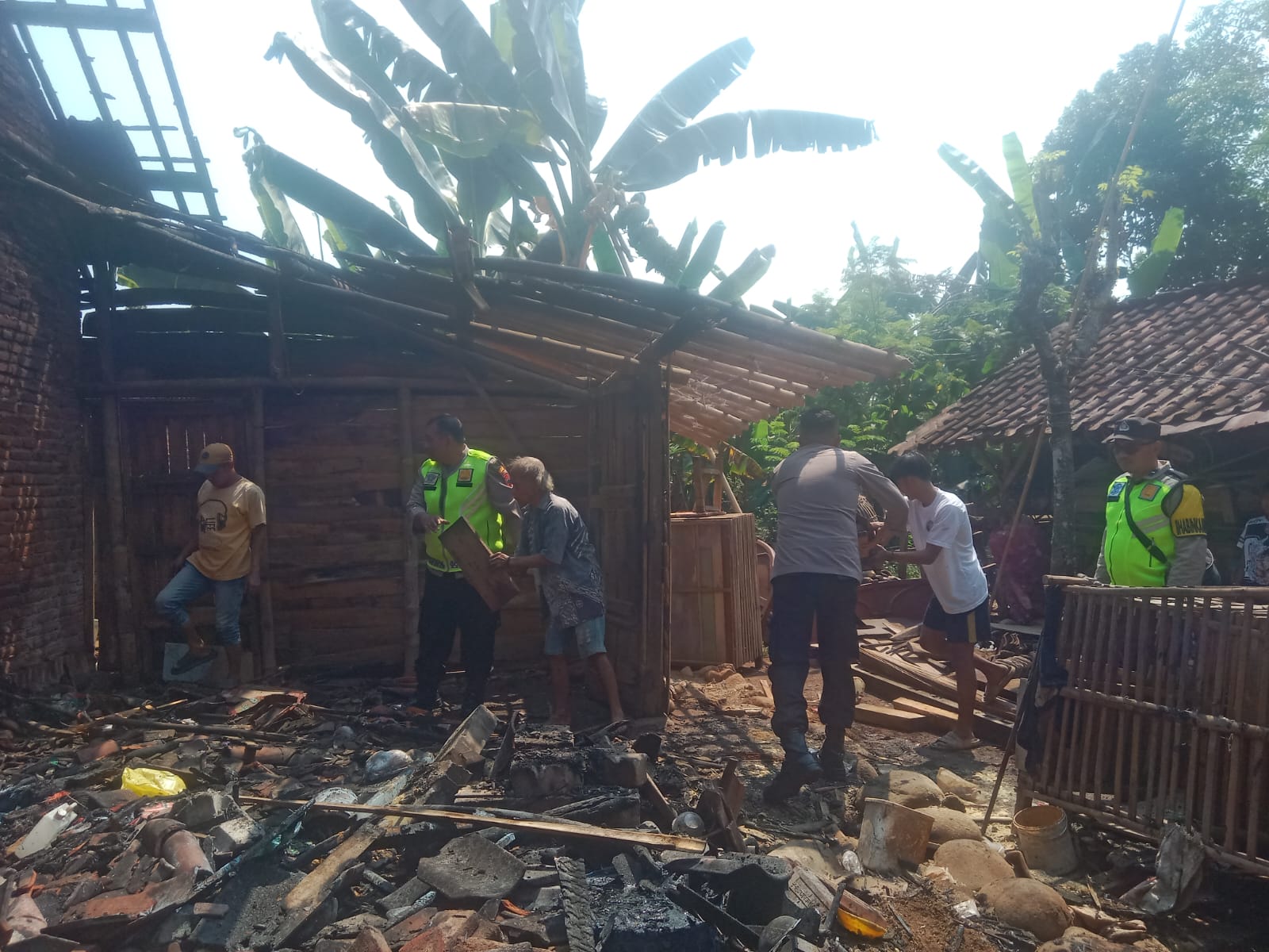 Ditinggal Beli Bumbu, Dapur Rumah Warga Talun Pekalongan Ludes Terbakar