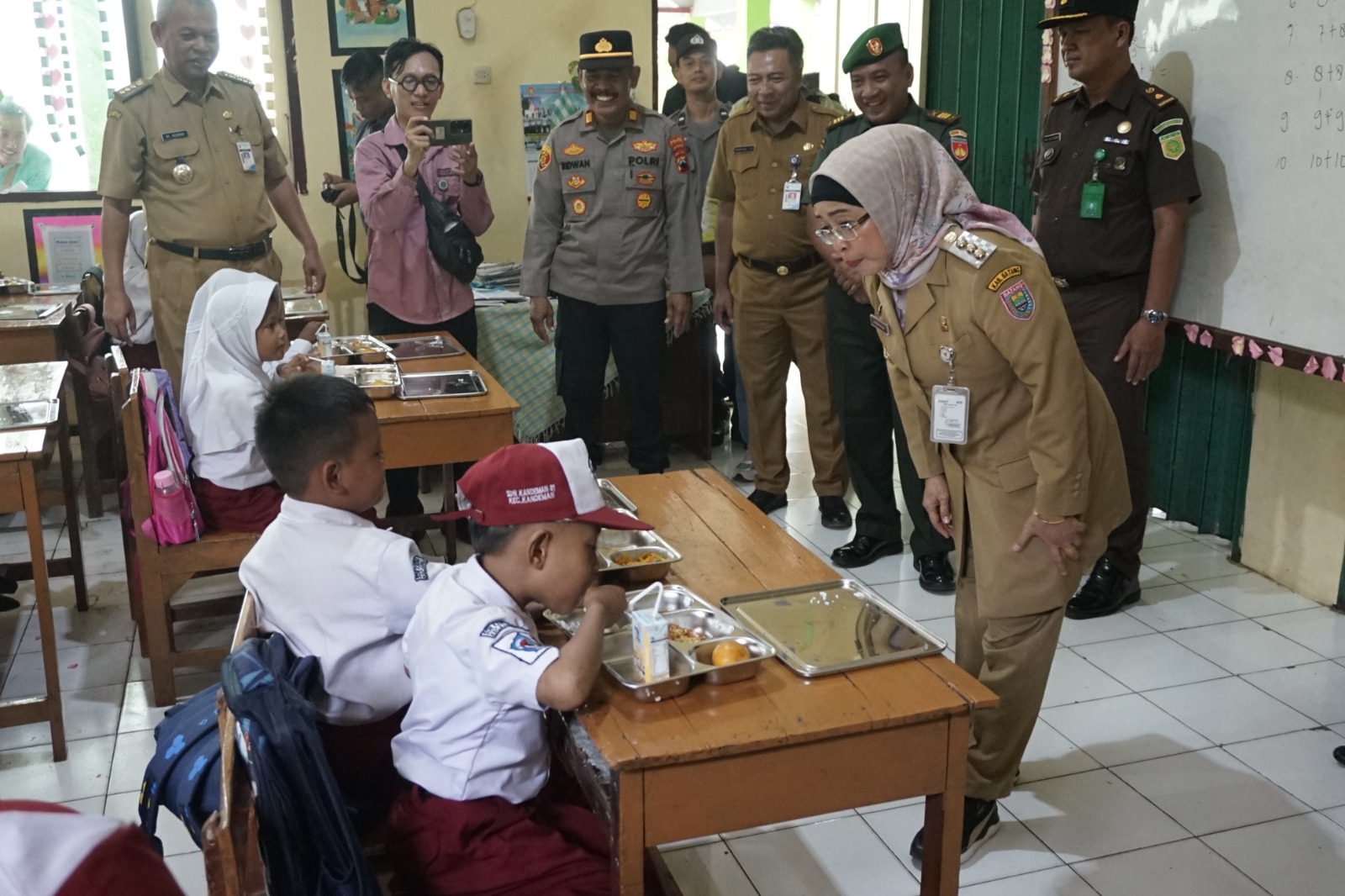 Makan Bergizi Gratis Perdana di Batang, Lahapnya Para Siswa SD Nikmati Menu Ini