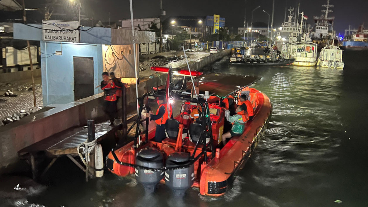 Tim SAR Berhasil Evakuasi Awak Tugboat yang Kandas di Tanjung Emas