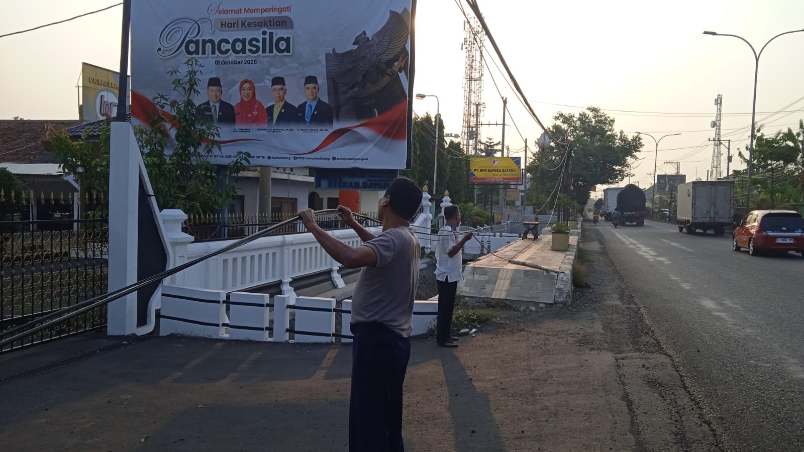 Terungkap! Tiang Kabel Fiber Optik di Pantura Batang Tak Berizin,  BBPJN Siapkan Teguran