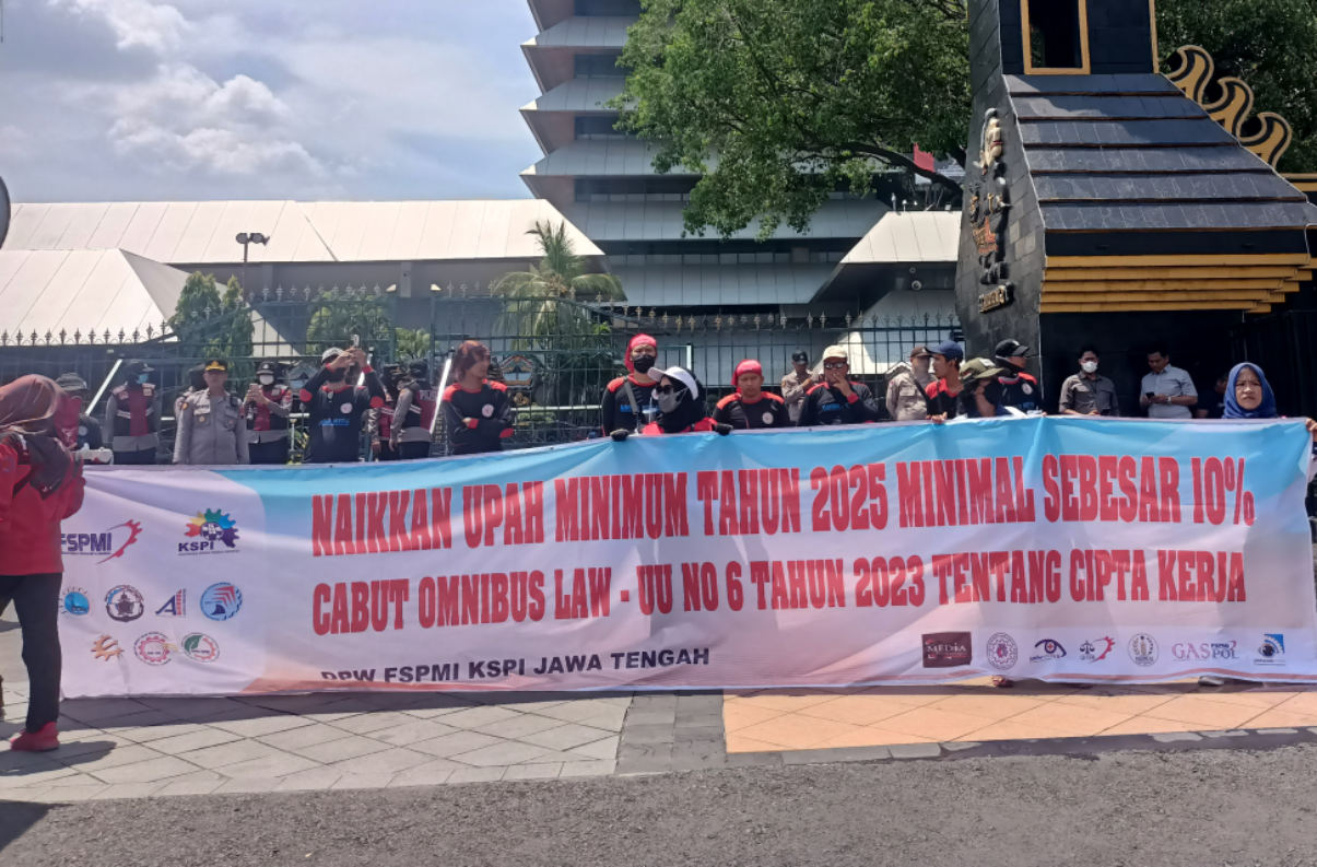 Ratusan Buruh Jawa Tengah Tuntut Kenaikan Upah dan Pencabutan Omnibus Law di Depan DPRD Jateng