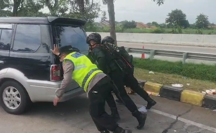 Polri Sigap Bantu Pemudik Alami Aki Tekor di Rest Area 275 A