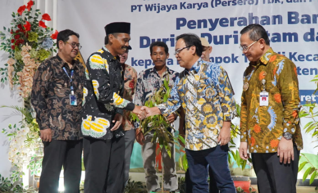 Serahkan Bantuan Bibit Durian, Jasa Marga dan BUMN Kolaborasi Program TJSL 