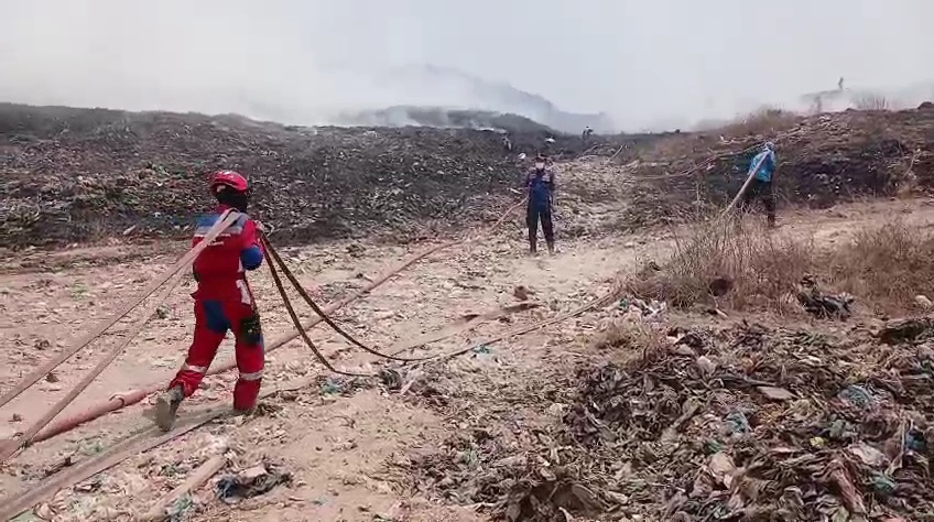 Asap Kebakaran TPA Jatibarang Mulai Ganggu Warga, Menyebar hingga Tol Krapyak-Kaliwungu