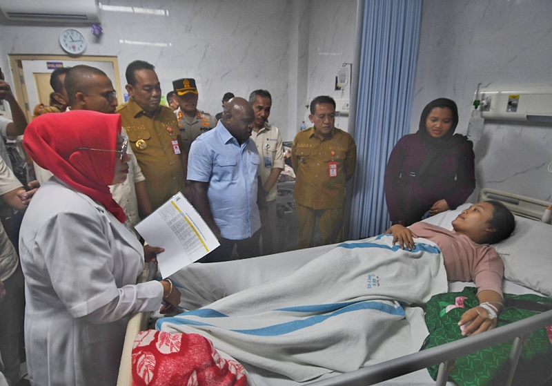 Menteri HAM Jenguk Korban Keracunan MBG yang Dirawat di RSUD Purwodadi Grobogan, Ini Responnya