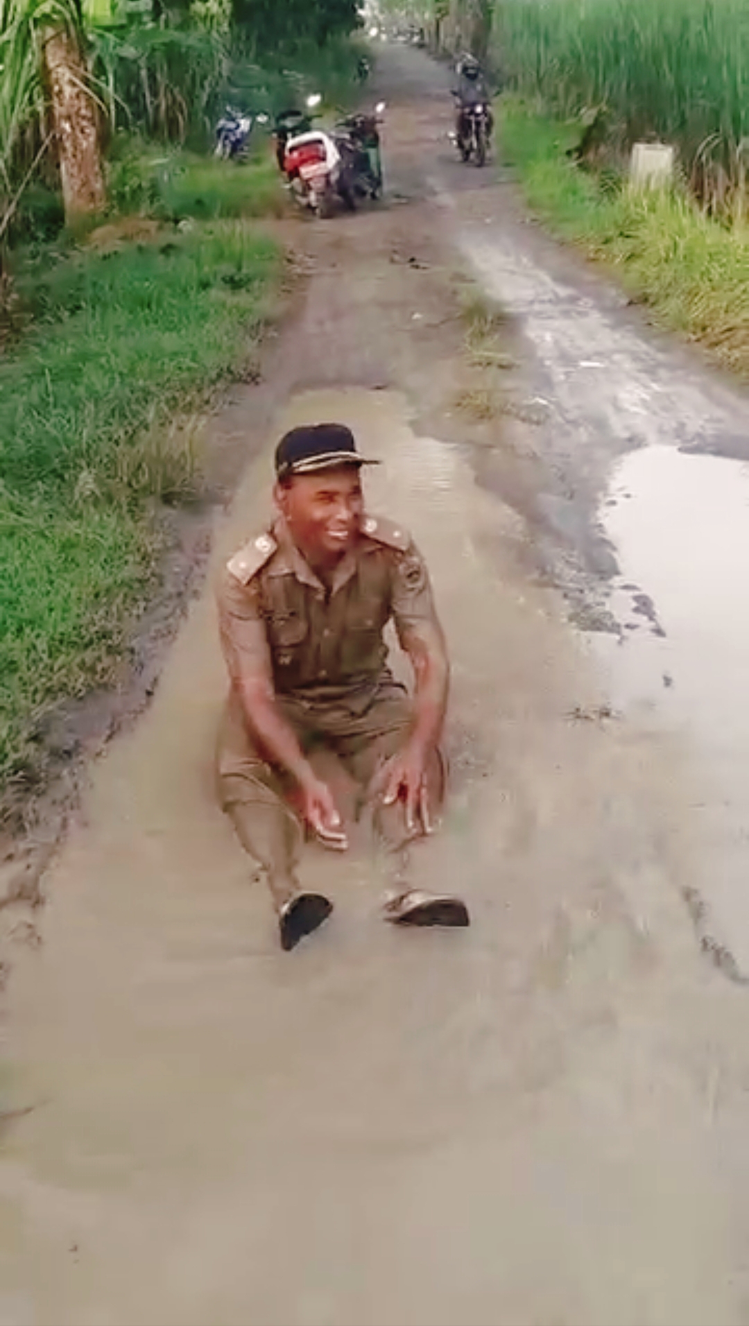 Putus Asa dengan Pemkab Sragen, Kades Ngepringan Nekat Mandi Lumpur Berseragam Dinas