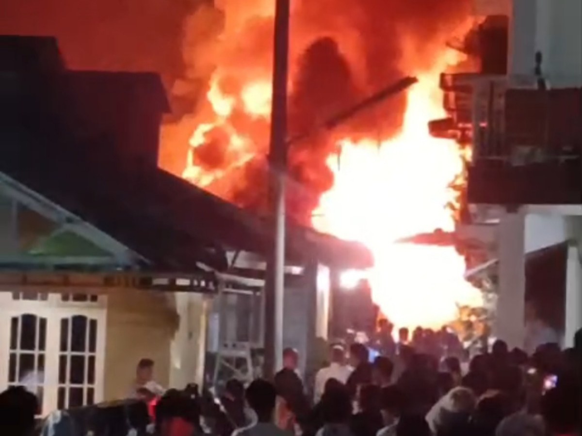 Kebakaran Hebat di Sapuran Wonosobo, 2 Rumah Ludes Terbakar dan 6 Lainnya Terdampak