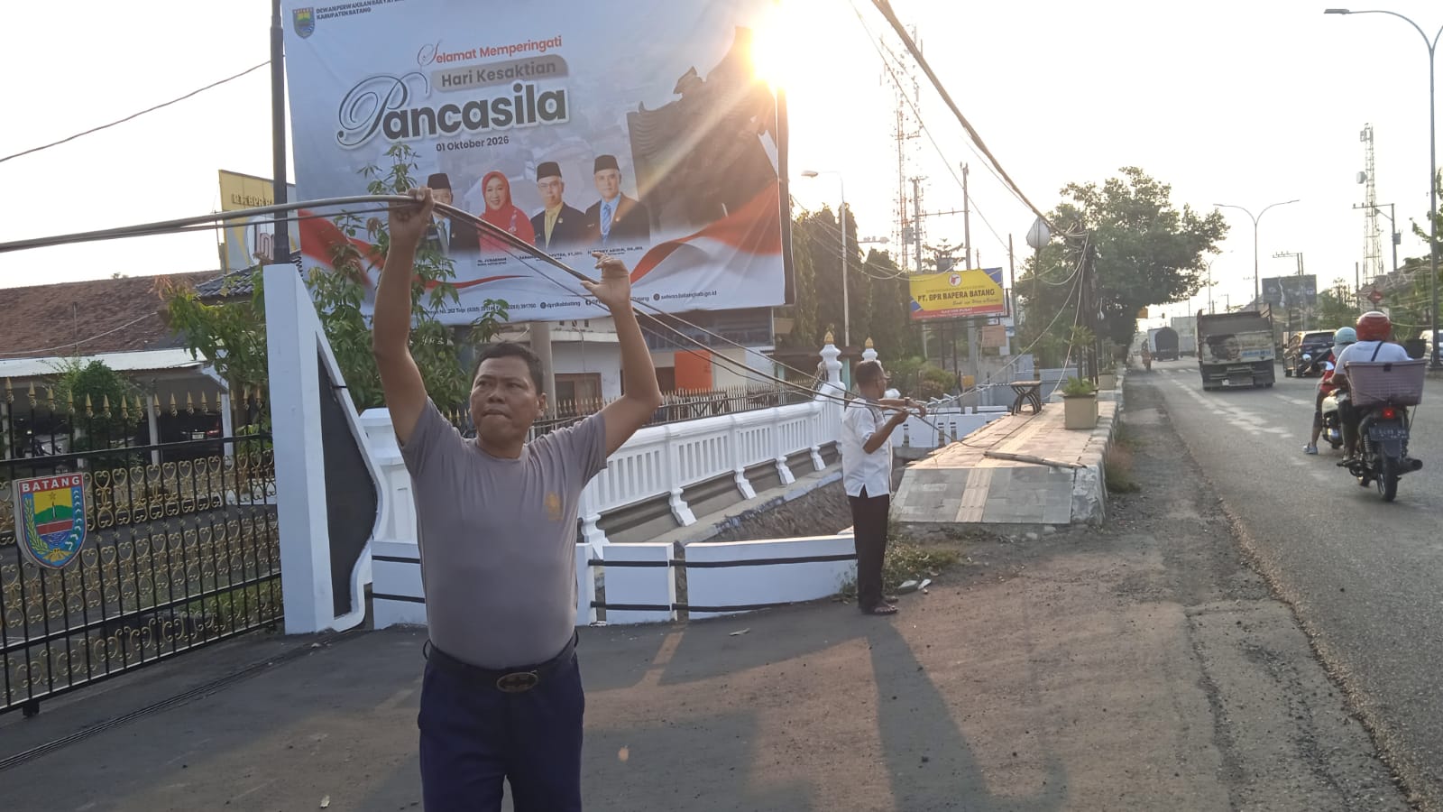 Kabel Menjuntai Semrawut di Pantura Batang, Akses ke DPRD Ikut Terganggu