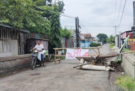 Sampah Tidak Diangkut, Jalan Serayu Kabupaten Pemalang Ditutup